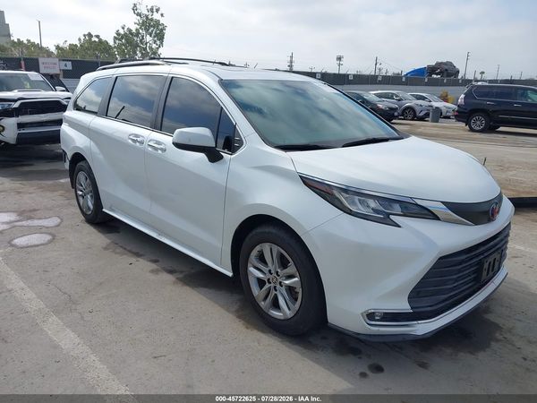 2022 TOYOTA SIENNA XLE
