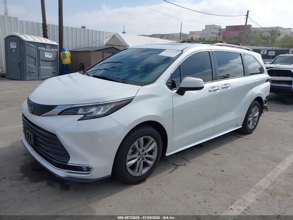 2022 TOYOTA SIENNA XLE