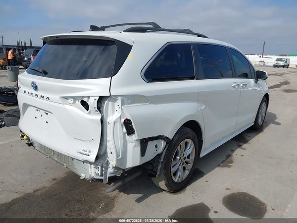 2022 TOYOTA SIENNA XLE