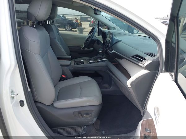 2022 TOYOTA SIENNA XLE