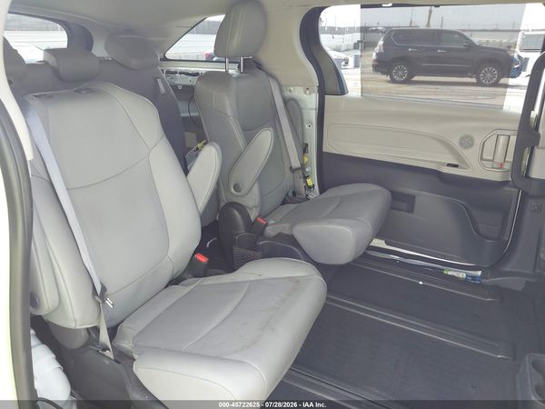2022 TOYOTA SIENNA XLE