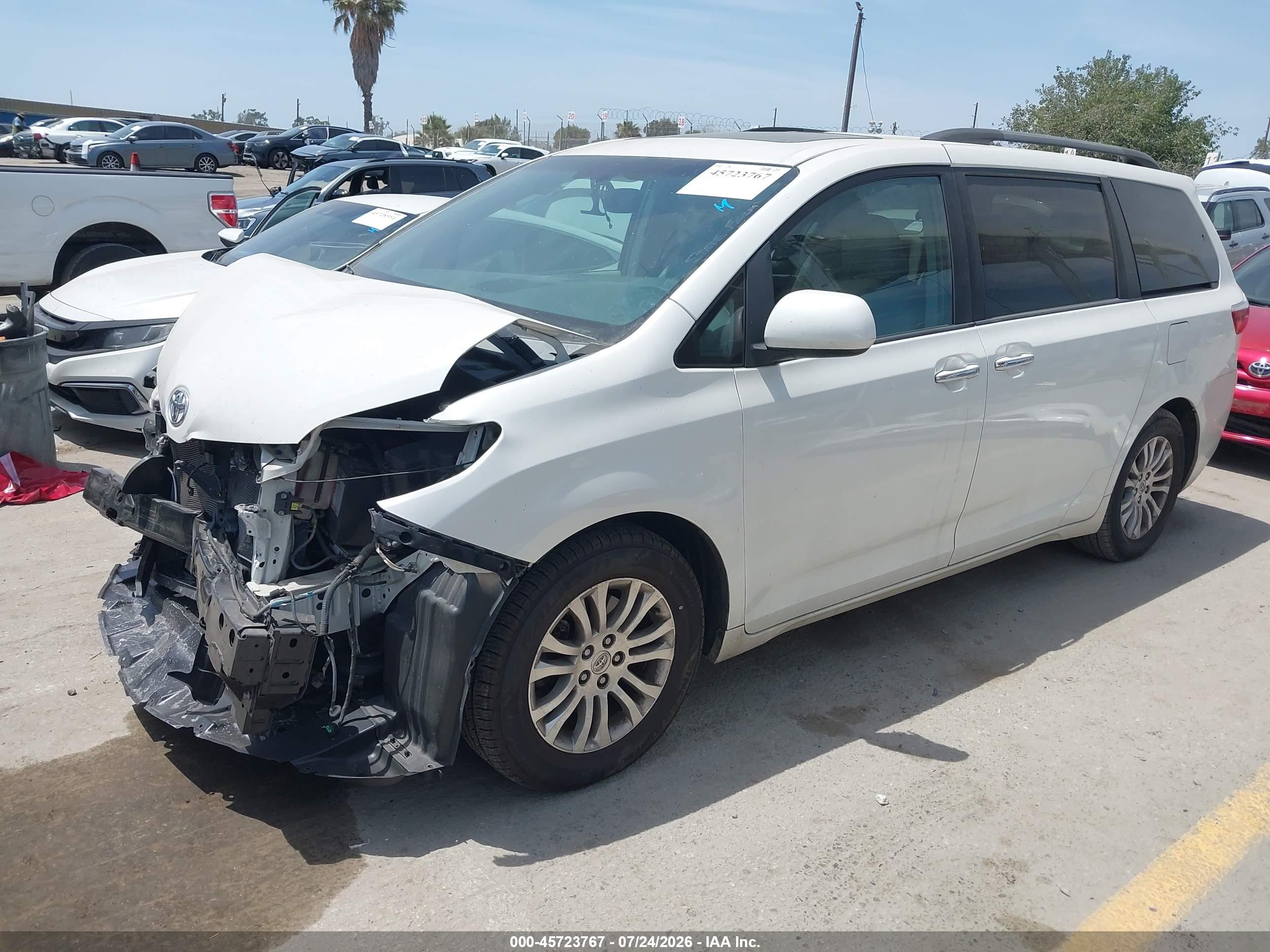 2015 TOYOTA SIENNA XLE 8 PASSENGER — I2
