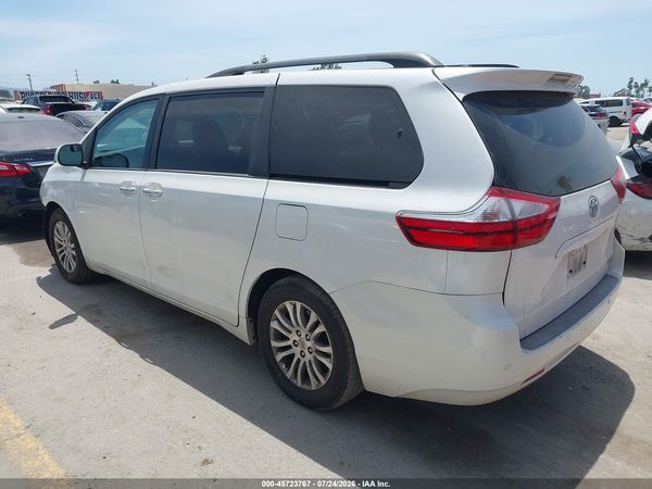 2015 TOYOTA SIENNA XLE 8 PASSENGER — I3