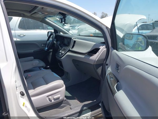 2015 TOYOTA SIENNA XLE 8 PASSENGER — I5