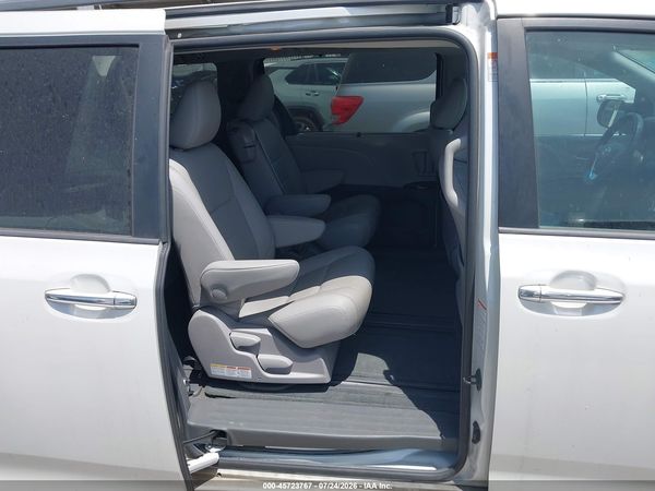 2015 TOYOTA SIENNA XLE 8 PASSENGER — I8