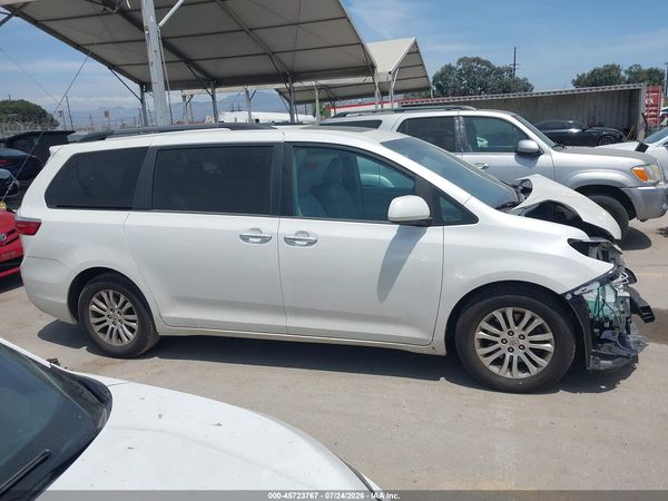 2015 TOYOTA SIENNA XLE 8 PASSENGER — I116