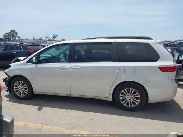 2015 TOYOTA SIENNA XLE 8 PASSENGER — I117