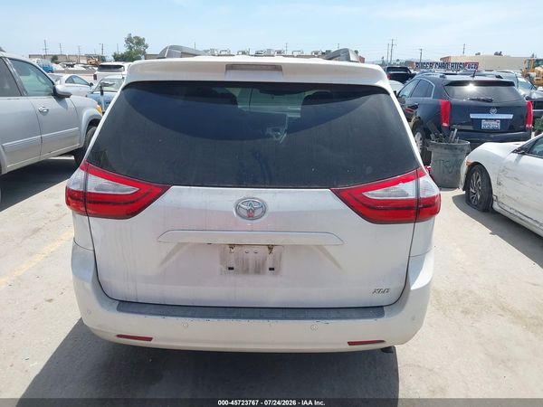 2015 TOYOTA SIENNA XLE 8 PASSENGER — I119