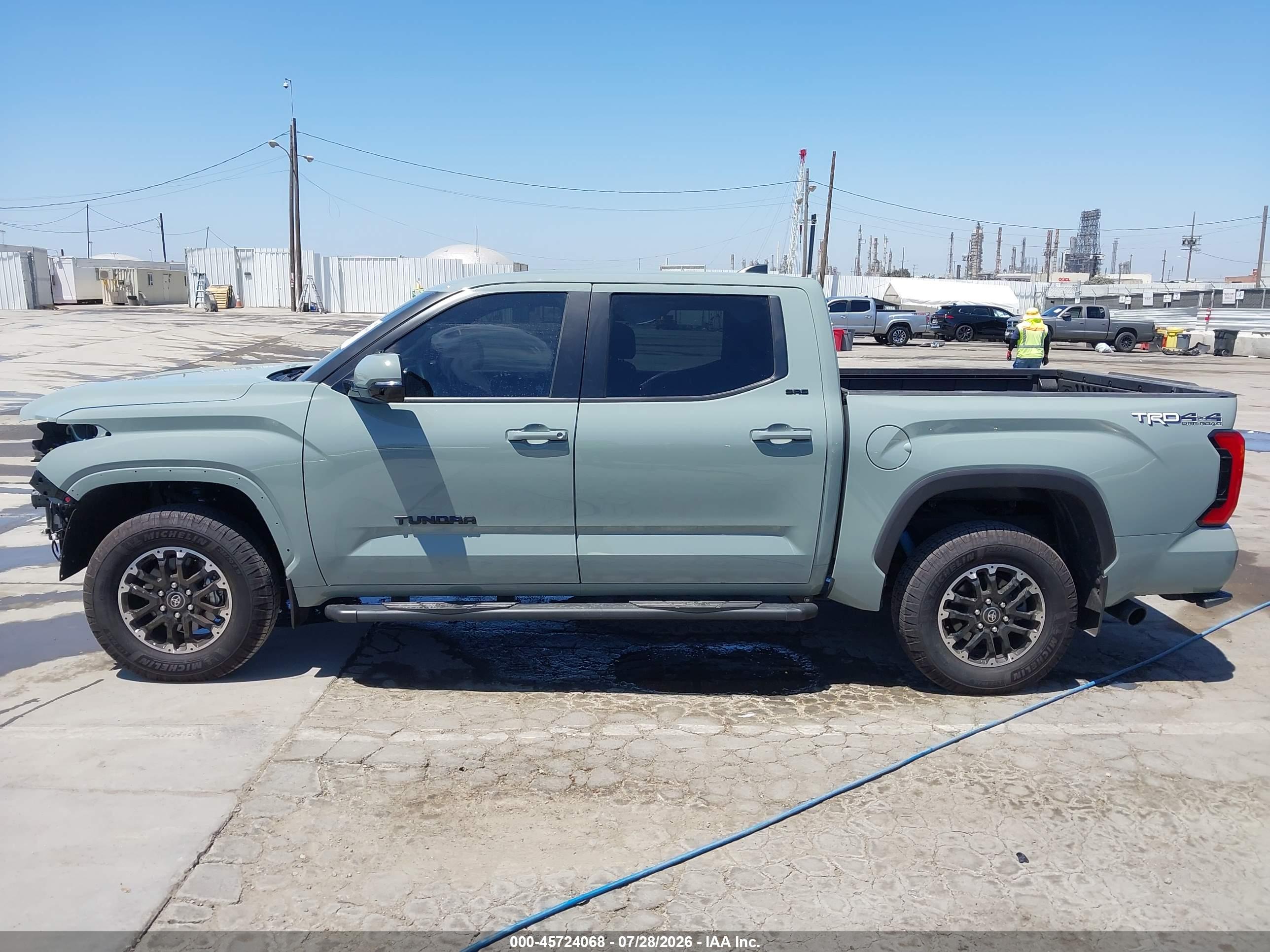 2025 TOYOTA TUNDRA SR5