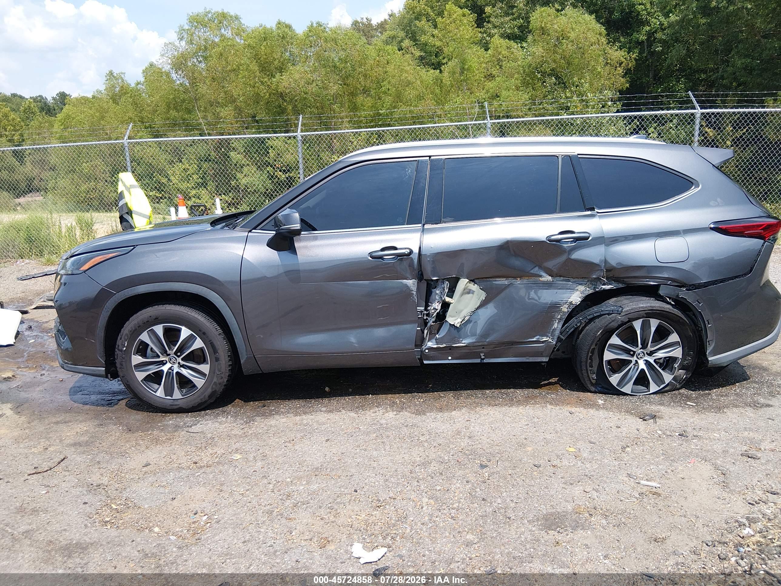 2022 TOYOTA HIGHLANDER HYBRID XLE
