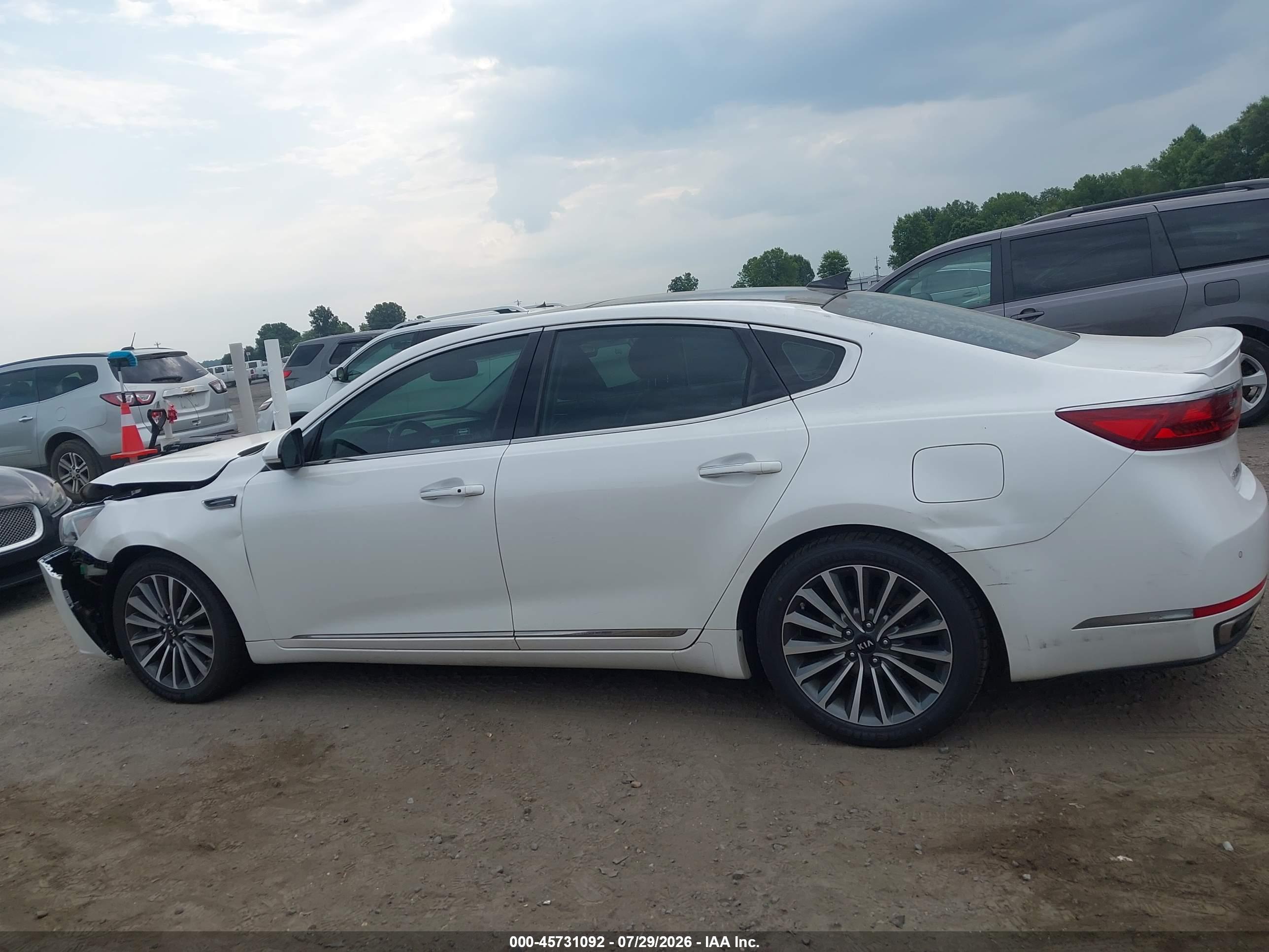 2018 KIA CADENZA PREMIUM