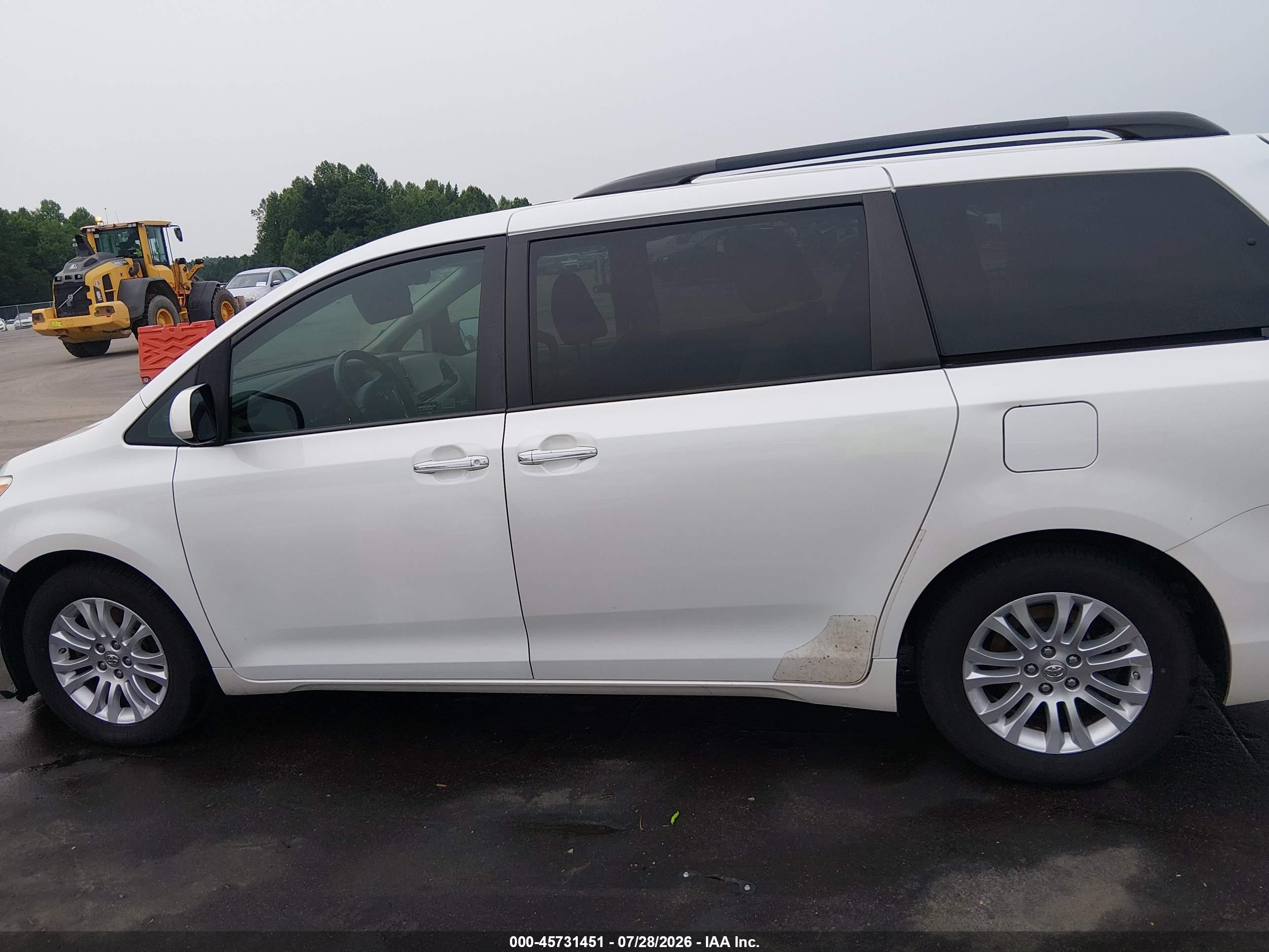 2015 TOYOTA SIENNA XLE 8 PASSENGER