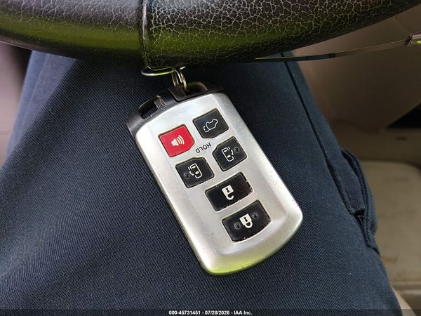 2015 TOYOTA SIENNA XLE 8 PASSENGER