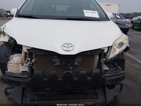 2015 TOYOTA SIENNA XLE 8 PASSENGER