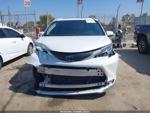 2023 TOYOTA SIENNA XLE