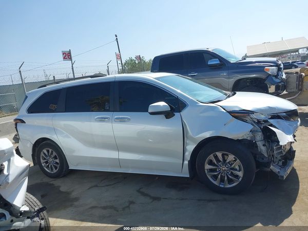 2023 TOYOTA SIENNA XLE