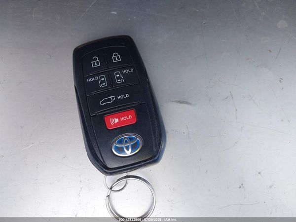 2023 TOYOTA SIENNA XLE