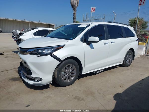 2023 TOYOTA SIENNA XLE