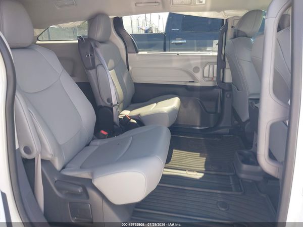 2023 TOYOTA SIENNA XLE