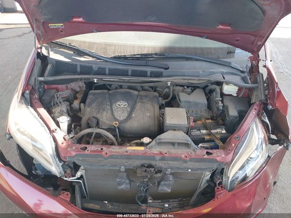 2017 TOYOTA SIENNA — I10