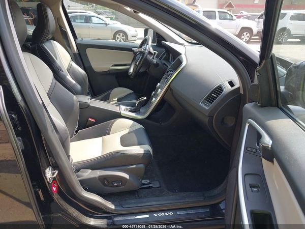2017 VOLVO XC60 T6 DYNAMIC