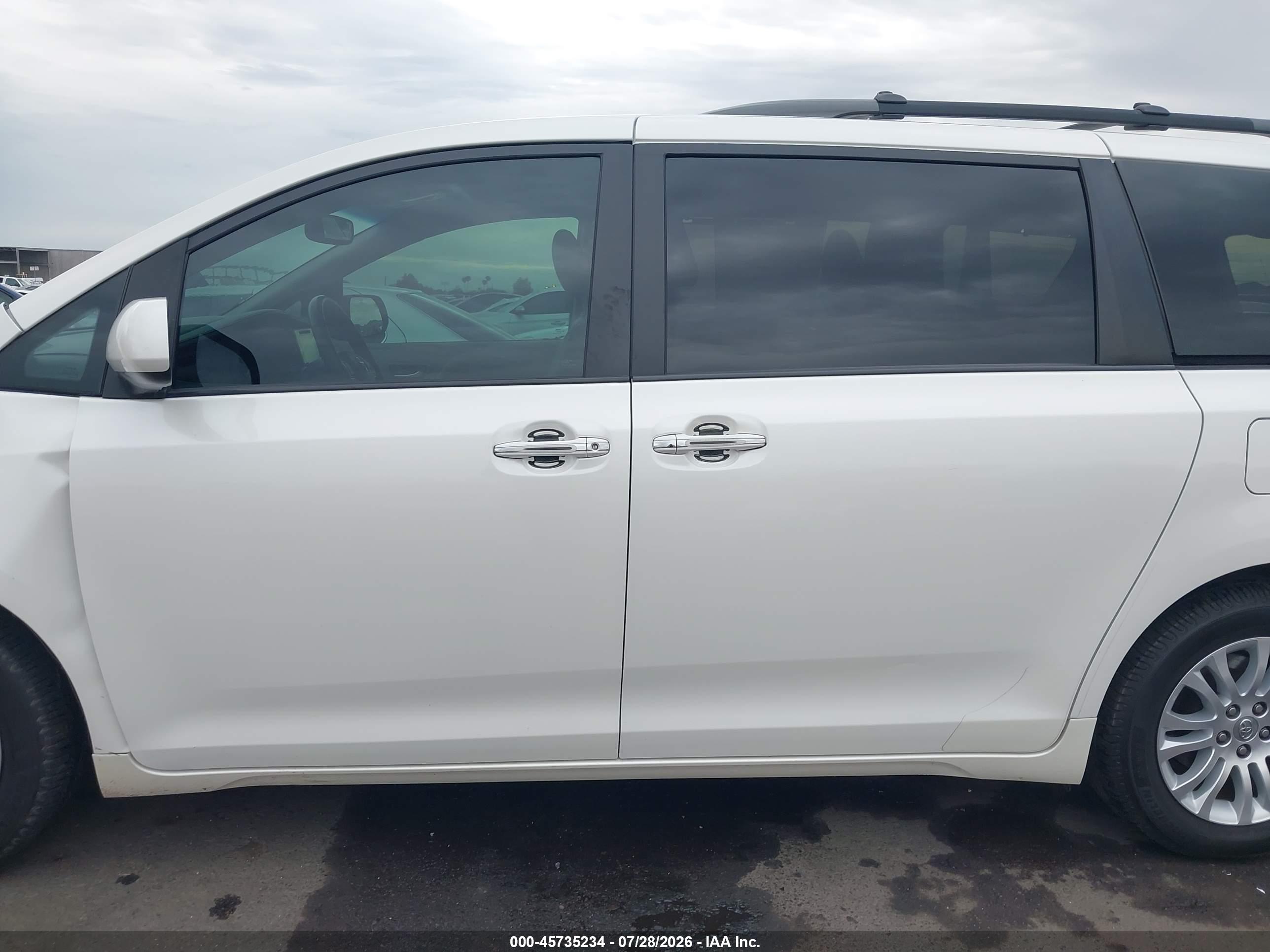 2017 TOYOTA SIENNA XLE 8 PASSENGER
