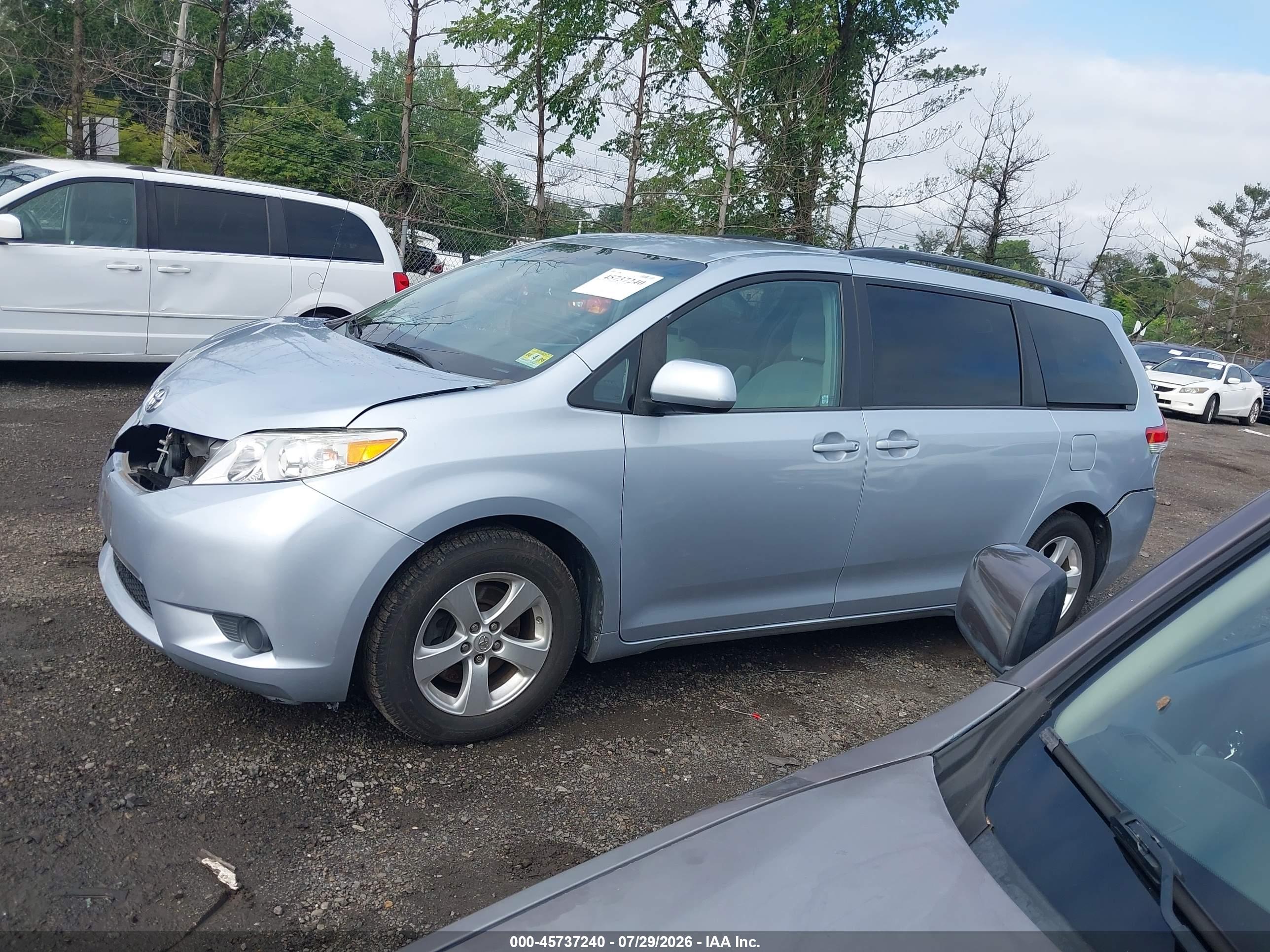 2013 TOYOTA SIENNA LE V6 8 PASSENGER