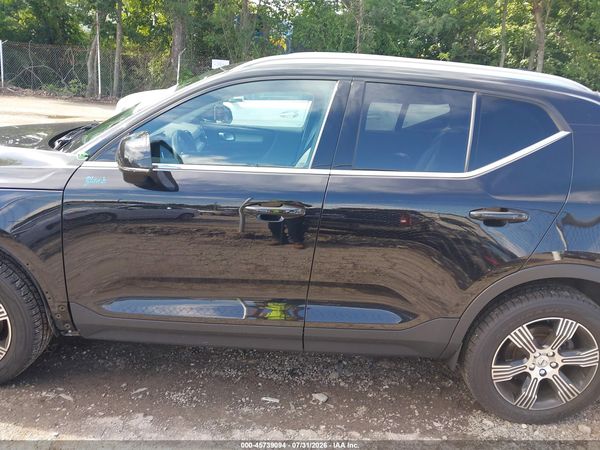 2022 VOLVO XC40