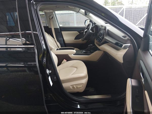 2022 TOYOTA HIGHLANDER XLE