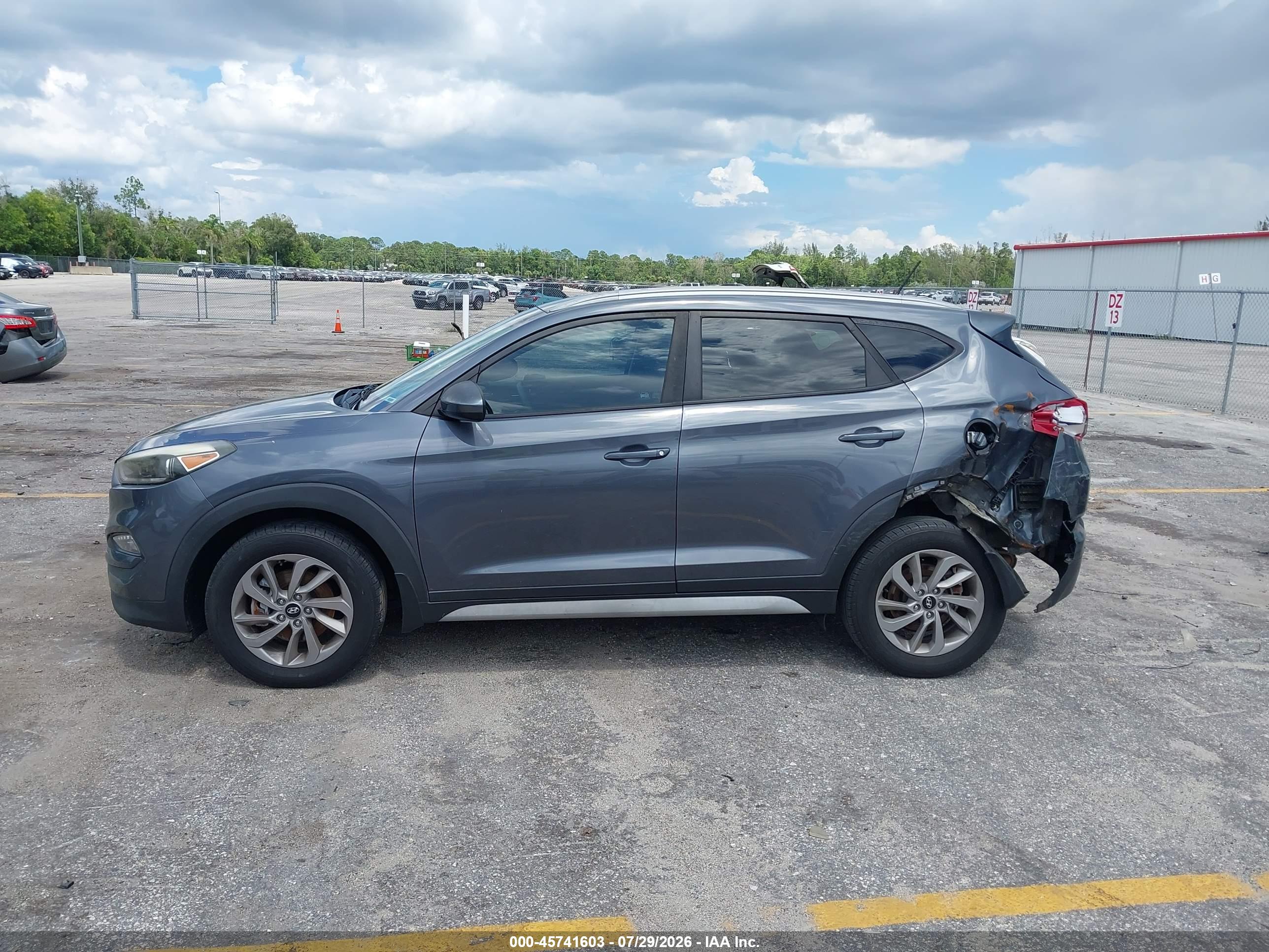 2017 HYUNDAI TUCSON SE