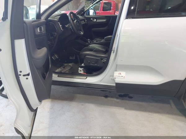 2020 VOLVO XC40 T5 R-DESIGN