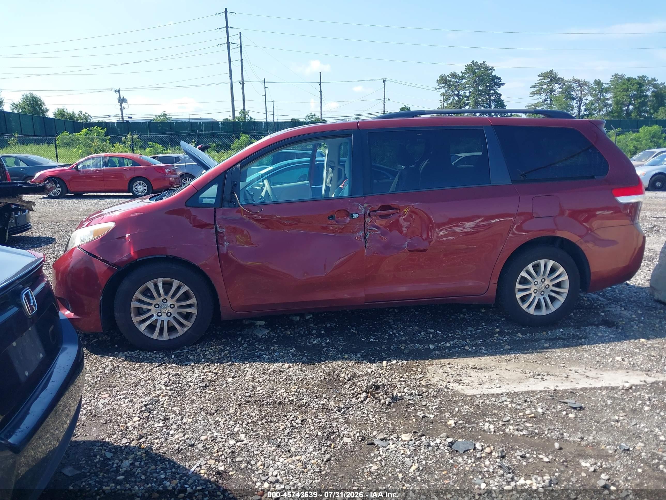 2013 TOYOTA SIENNA XLE V6 8 PASSENGER