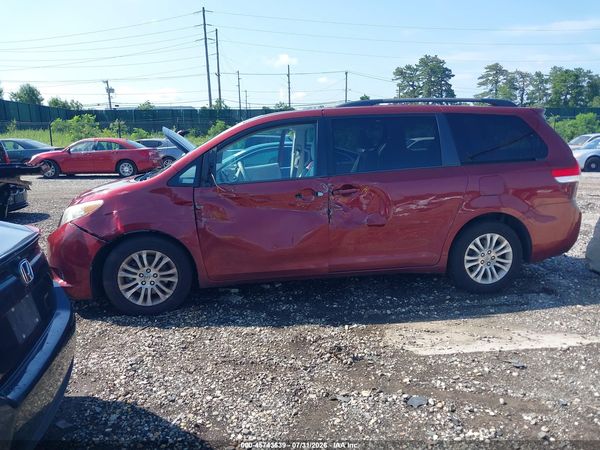 2013 TOYOTA SIENNA XLE V6 8 PASSENGER