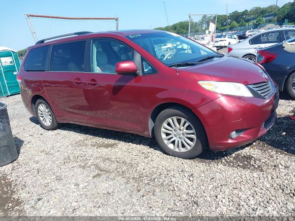 2013 TOYOTA SIENNA XLE V6 8 PASSENGER
