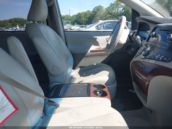 2013 TOYOTA SIENNA XLE V6 8 PASSENGER
