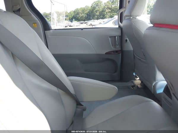 2013 TOYOTA SIENNA XLE V6 8 PASSENGER