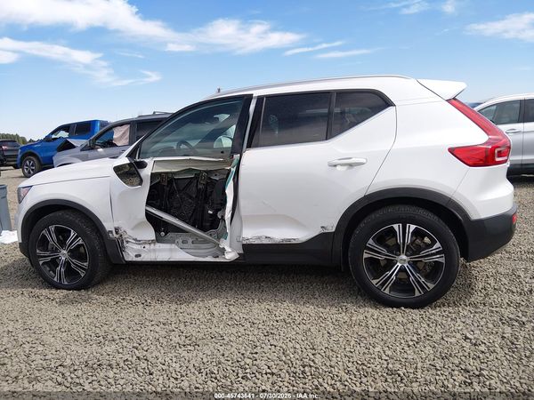 2022 VOLVO XC40