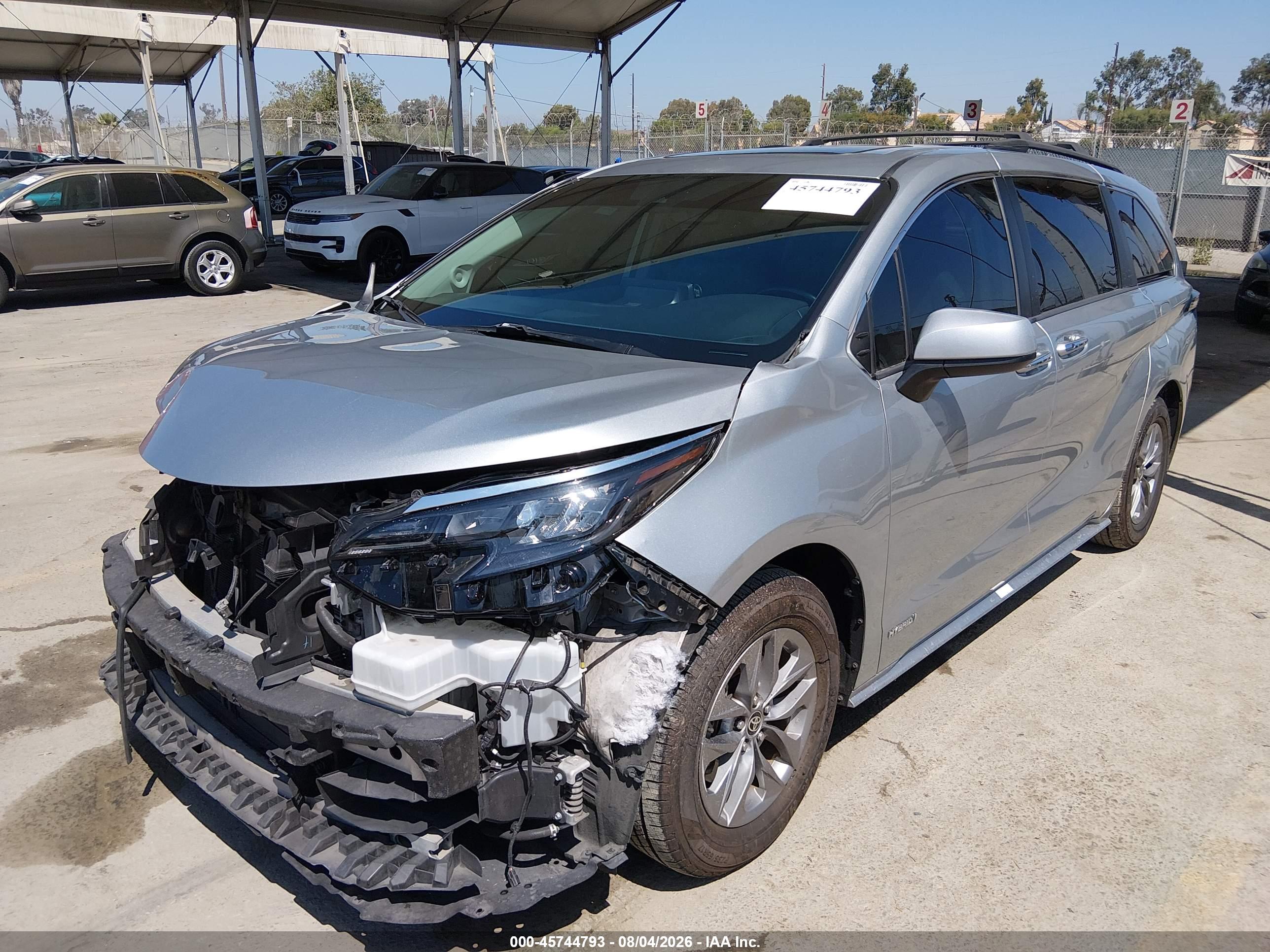 2021 TOYOTA SIENNA XLE — I2