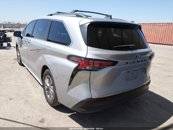 2021 TOYOTA SIENNA XLE — I3