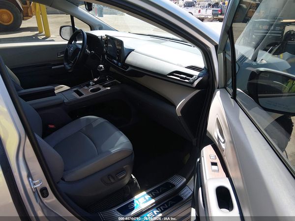 2021 TOYOTA SIENNA XLE — I5