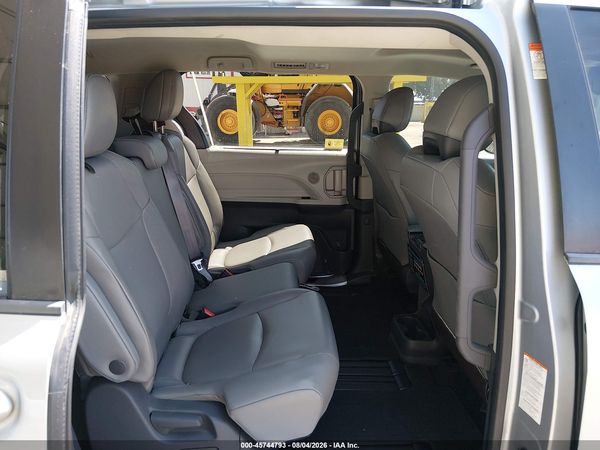 2021 TOYOTA SIENNA XLE — I8