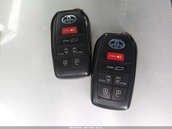 2021 TOYOTA SIENNA XLE — I11