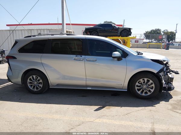 2021 TOYOTA SIENNA XLE — I116