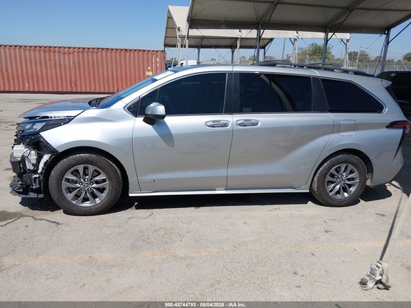 2021 TOYOTA SIENNA XLE — I117