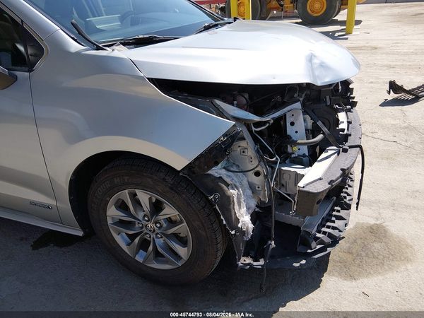 2021 TOYOTA SIENNA XLE — I152