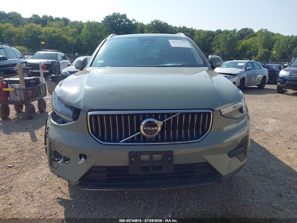 2025 VOLVO XC40 B5 CORE BRIGHT THEME