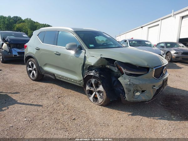 2025 VOLVO XC40 B5 CORE BRIGHT THEME