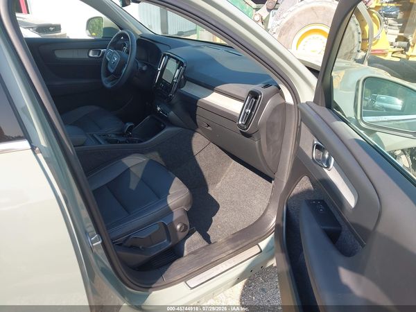 2025 VOLVO XC40 B5 CORE BRIGHT THEME
