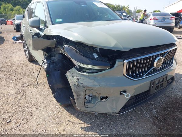 2025 VOLVO XC40 B5 CORE BRIGHT THEME