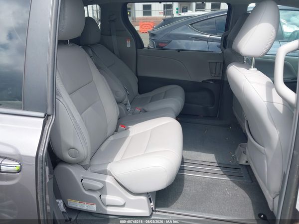 2017 TOYOTA SIENNA XLE 8 PASSENGER